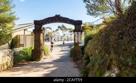 Sydney NSW Australia - 17 Maggio 2020 - ingresso a. Blue Mountains National Park in un pomeriggio di sole autunno Foto Stock