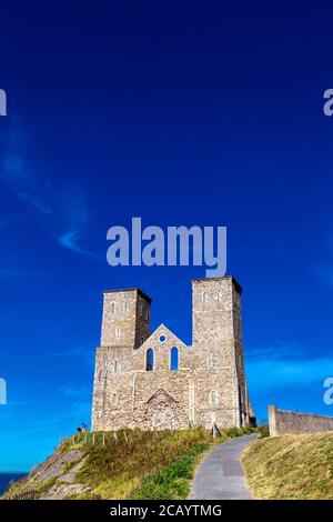 Medievali Reculver Towers e Roman Fort (St Mary's Church), Kent, Regno Unito Foto Stock