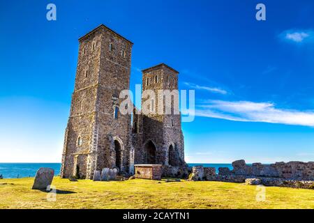 Medievali Reculver Towers e Roman Fort (St Mary's Church), Kent, Regno Unito Foto Stock