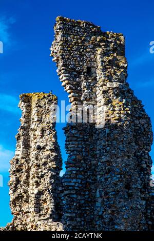 Medievali Reculver Towers e Roman Fort (St Mary's Church), Kent, Regno Unito Foto Stock