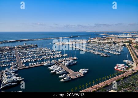 Vista elevata del porto e yacht ormeggiati a Alicante City, Spagna, Europa, luglio 2020 Foto Stock