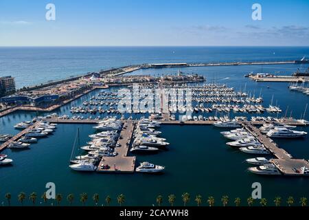 Vista elevata del porto e yacht ormeggiati a Alicante City, Spagna, Europa, luglio 2020 Foto Stock