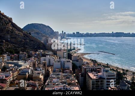 Costa a nord di Alicante dal monte Benacantil, con la spiaggia di Postiguet, Serra Grossa e grattacieli lontani, Spagna Foto Stock