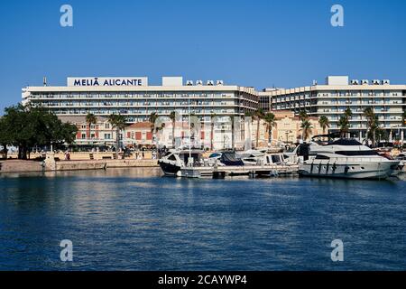 Barche e yacht nel porto di Alicante City con il Melia Hotel dietro, Spagna, Europa, luglio 2020 Foto Stock