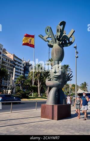 Il divinatore è una scultura urbana, opera dell'artista Juan Ripollés, che si trova sul Paseo del Puerto de Alicante (Spagna), tra il Pue Foto Stock