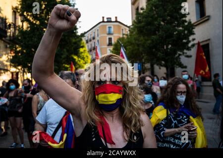 Madrid, Spagna. 09 agosto 2020. Una donna che indossa una maschera protettiva con la bandiera repubblicana che protestava durante una manifestazione contro la monarchia. La gente ha protestato per chiedere una repubblica mentre l'ex re di Spagna Juan Carlos i ha lasciato il paese e non vi è dichiarazione ufficiale sul suo luogo. Credit: Marcos del Mazo/Alamy Live News Foto Stock