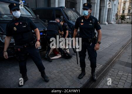 Madrid, Spagna. 09 agosto 2020. La polizia ha detenito un uomo durante una manifestazione contro la monarchia. La gente ha protestato per chiedere una repubblica mentre l'ex re di Spagna Juan Carlos i ha lasciato il paese e non vi è dichiarazione ufficiale sul suo luogo. Credit: Marcos del Mazo/Alamy Live News Foto Stock