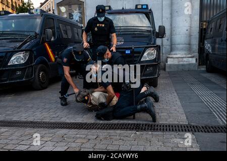 Madrid, Spagna. 09 agosto 2020. La polizia ha detenito un uomo durante una manifestazione contro la monarchia. La gente ha protestato per chiedere una repubblica mentre l'ex re di Spagna Juan Carlos i ha lasciato il paese e non vi è dichiarazione ufficiale sul suo luogo. Credit: Marcos del Mazo/Alamy Live News Foto Stock