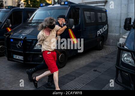 Madrid, Spagna. 09 agosto 2020. La polizia ha detenito un uomo durante una manifestazione contro la monarchia. La gente ha protestato per chiedere una repubblica mentre l'ex re di Spagna Juan Carlos i ha lasciato il paese e non vi è dichiarazione ufficiale sul suo luogo. Credit: Marcos del Mazo/Alamy Live News Foto Stock