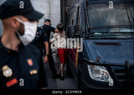 Madrid, Spagna. 09 agosto 2020. La polizia ha detenito un uomo durante una manifestazione contro la monarchia. La gente ha protestato per chiedere una repubblica mentre l'ex re di Spagna Juan Carlos i ha lasciato il paese e non vi è dichiarazione ufficiale sul suo luogo. Credit: Marcos del Mazo/Alamy Live News Foto Stock