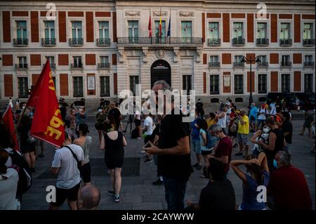 Madrid, Spagna. 09 agosto 2020. L'attore spagnolo Willy Toledo (C) indossa una maschera protettiva con la bandiera repubblicana che protestava durante una manifestazione contro la monarchia. La gente ha protestato per chiedere una repubblica mentre l'ex re di Spagna Juan Carlos i ha lasciato il paese e non vi è dichiarazione ufficiale sul suo luogo. Credit: Marcos del Mazo/Alamy Live News Foto Stock