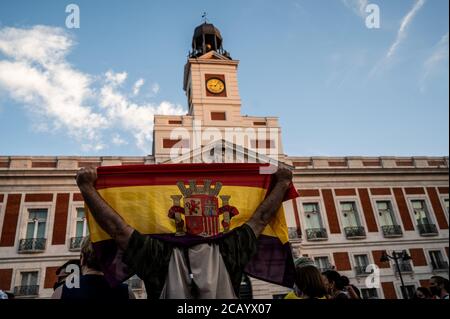 Madrid, Spagna. 09 agosto 2020. Un uomo con una bandiera repubblicana che protestava durante una manifestazione contro la monarchia. La gente ha protestato per chiedere una repubblica mentre l'ex re di Spagna Juan Carlos i ha lasciato il paese e non vi è dichiarazione ufficiale sul suo luogo. Credit: Marcos del Mazo/Alamy Live News Foto Stock