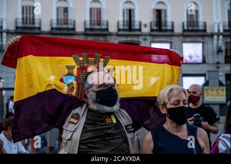 Madrid, Spagna. 09 agosto 2020. Un uomo con una bandiera repubblicana che protestava durante una manifestazione contro la monarchia. La gente ha protestato per chiedere una repubblica mentre l'ex re di Spagna Juan Carlos i ha lasciato il paese e non vi è dichiarazione ufficiale sul suo luogo. Credit: Marcos del Mazo/Alamy Live News Foto Stock