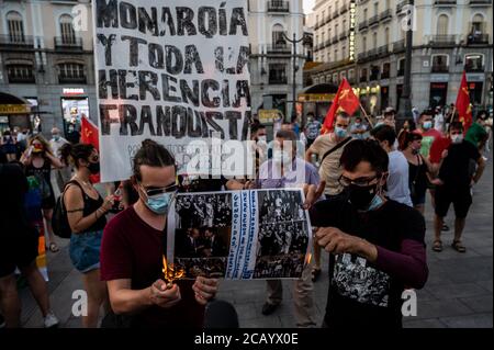 Madrid, Spagna. 09 agosto 2020. Persone che protestano durante una manifestazione contro la monarchia bruciando le immagini dei reali spagnoli. La gente ha protestato per chiedere una repubblica mentre l'ex re di Spagna Juan Carlos i ha lasciato il paese e non vi è dichiarazione ufficiale sul suo luogo. Credit: Marcos del Mazo/Alamy Live News Foto Stock