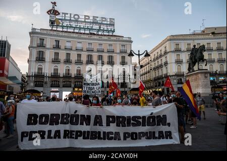 Madrid, Spagna. 09 agosto 2020. Persone che protestano durante una manifestazione contro la monarchia. La gente ha protestato per chiedere una repubblica mentre l'ex re di Spagna Juan Carlos i ha lasciato il paese e non vi è dichiarazione ufficiale sul suo luogo. Banner recita: Borbone al carcere, per una repubblica popolare. Credit: Marcos del Mazo/Alamy Live News Foto Stock