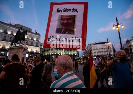 Madrid, Spagna. 09 agosto 2020. Un uomo che protestava durante una manifestazione contro la monarchia con un'immagine dell'ex re di Spagna Juan Carlos I. il popolo ha protestato per chiedere una repubblica, mentre l'ex re di Spagna Juan Carlos i ha lasciato il paese e non vi è alcuna dichiarazione ufficiale sul suo luogo. Credit: Marcos del Mazo/Alamy Live News Foto Stock