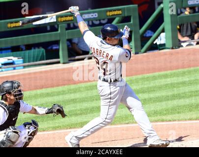 Pittsburgh, Stati Uniti. 09 agosto 2020. Detroit Tigers primo baseman Miguel Cabrera (24) single a basso campo di sinistra segnando la corsa vincente contro i Pittsburgh Pirates durante gli otto inning delle 2-1 Tigers vincere al PNC Park Domenica 9 agosto 2020 a Pittsburgh. Foto di Archie Carpenter/UPI Credit: UPI/Alamy Live News Foto Stock