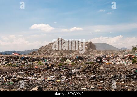 Una discarica enorme per lo smaltimento dei rifiuti. Accumulo di rifiuti in discarica o deposito. Concetto di inquinamento. Foto Stock