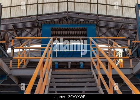 Vecchio impianto di riciclaggio abbandonato. Deposito di rifiuti, moderno concetto di inquinamento. Porto di Xochiaca Foto Stock