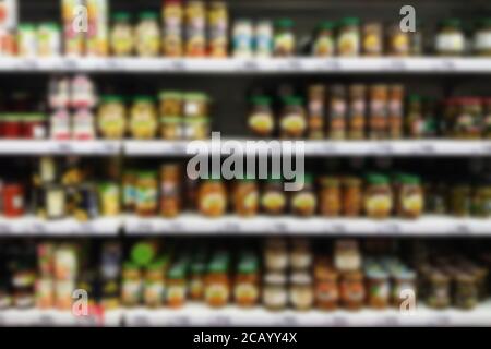 supermercato blurry se stessi con verdure sottaceto e funghi in vasi Foto Stock