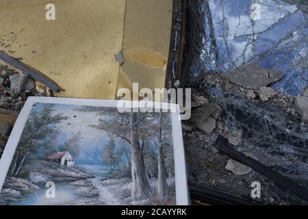 Beirut, Beirut, Libano. 9 agosto 2020. Un'immagine mostra edifici danneggiati a seguito di una colossale esplosione che si è verificata giorni prima a causa di un enorme mucchio di nitrato di ammonio che aveva languito per anni in un magazzino portuale. L'enorme esplosione chimica che ha colpito il porto di Beirut, devastando grandi parti della capitale libanese e mietendo oltre 150 vite, ha lasciato un cratere profondo 43 metri (141 piedi), ha detto un funzionario della sicurezza. Il martedi scoppio, che è stato sentito in tutto il paese e fino all'isola di Cipro, è stato registrato dai sensori dell'Istituto americano di Geofisica (USGS) come avendo Foto Stock