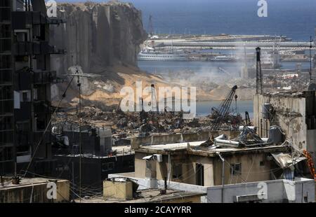 Beirut, Beirut, Libano. 9 agosto 2020. Un'immagine mostra edifici danneggiati a seguito di una colossale esplosione che si è verificata giorni prima a causa di un enorme mucchio di nitrato di ammonio che aveva languito per anni in un magazzino portuale. L'enorme esplosione chimica che ha colpito il porto di Beirut, devastando grandi parti della capitale libanese e mietendo oltre 150 vite, ha lasciato un cratere profondo 43 metri (141 piedi), ha detto un funzionario della sicurezza. Il martedi scoppio, che è stato sentito in tutto il paese e fino all'isola di Cipro, è stato registrato dai sensori dell'Istituto americano di Geofisica (USGS) come avendo Foto Stock