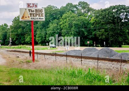 Il cartello del ristorante Big Tepee, chiamato anche Big D's Tepee, è raffigurato, 7 agosto 2016, a Pocahontas, Mississippi. Foto Stock