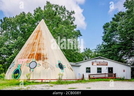 Il ristorante barbecue Big Tepee, chiamato anche Big D's Tepee, è raffigurato, 7 agosto 2016, a Pocahontas, Mississippi. Foto Stock