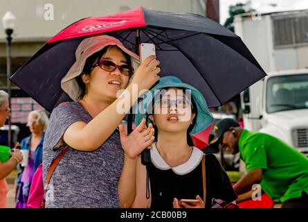 Due donne scattano una foto selfie durante il Sunflower Blues and Gospel Festival, 13 agosto 2016, a Clarksdale, Mississippi. Foto Stock