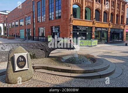 Warrington Town Center River of Life Memorial 1996, Warrington Borough Council, Bridge Street, Time Square, fontana, Cheshire, UK, WA1 Foto Stock