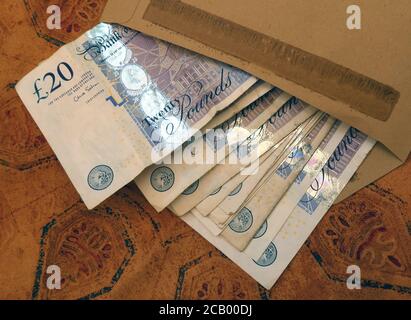 UK Sterling note in una busta marrone, cinque Pound, dieci Pound, venti Pound, nota, economia nera, pagamento Foto Stock