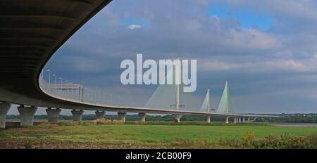 Mersey Flow Runcorn Bridge, Mersey River, Halton, Cheshie, North West England, UK - il Mersey Gateway Bridge è a pagamento di Knight Architects Foto Stock