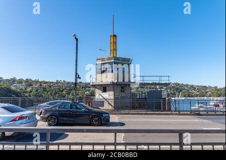 Sydney NSW Australia - 5° 2020 - funzionamento Tower Bridge in un pomeriggio invernale soleggiato Foto Stock
