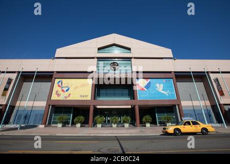 Los Angeles, California, USA – 3 agosto 2020: Vista sulla strada del mercato di Koreatown Plaza in Western Ave e 8° strada Foto Stock