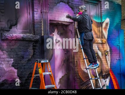 Graffiti artista nel centro di Winnipeg, Manitoba, Canada. Foto Stock