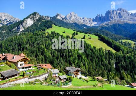 Giardino delle Rose gruppo di montagna con villaggio in primo piano, livelli,pneumatici, Alto Adige, Alto Adige, Italia Foto Stock