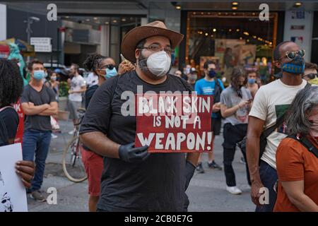 NEW YORK, NY - 09 AGOSTO: I manifestanti si riuniscono a Times Square per marciare verso l'alto via la Henry Hudson Parkway il 9 agosto 2020 a New York City. Foto Stock