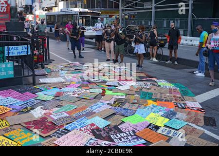NEW YORK, NY - 09 AGOSTO: I manifestanti si riuniscono a Times Square per marciare verso l'alto via la Henry Hudson Parkway il 9 agosto 2020 a New York City. Foto Stock