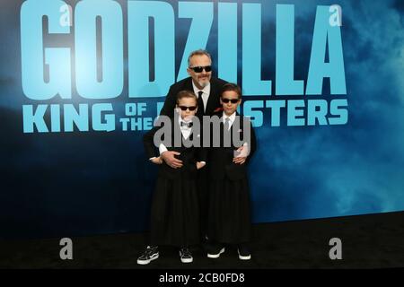 LOS ANGELES - MAGGIO 18: Miguel Bose, Sons Diego e Tadeo alla prima 'Godzilla: Re dei Mostri' al TCL Chinese Theatre IMAX il 18 Maggio 2019 a Los Angeles, CA Foto Stock