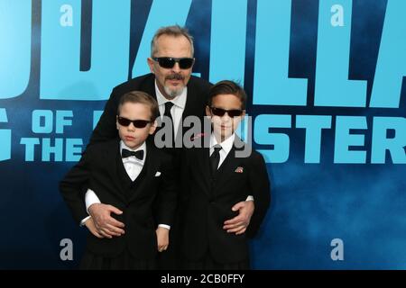 LOS ANGELES - MAGGIO 18: Miguel Bose, Sons Diego e Tadeo alla prima 'Godzilla: Re dei Mostri' al TCL Chinese Theatre IMAX il 18 Maggio 2019 a Los Angeles, CA Foto Stock