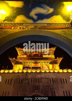 Luoyang antiche mura della città di notte. Lijing Gate, nel centro della città di Luoyang, è una delle quattro grandi capitali antiche della Cina. Luoyang Foto Stock