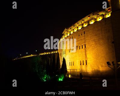 Luoyang antiche mura della città di notte. Lijing Gate, nel centro della città di Luoyang, è una delle quattro grandi capitali antiche della Cina. Luoyang Foto Stock