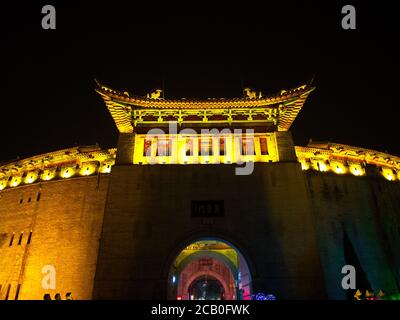 Luoyang antiche mura della città di notte. Lijing Gate, nel centro della città di Luoyang, è una delle quattro grandi capitali antiche della Cina. Luoyang Foto Stock