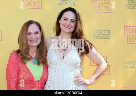 LOS ANGELES - GIU 30: Beth Grant, Mary Chieffo al 'Good Boys' Play Arrivals di apertura al Pasadena Playhouse il 30 giugno 2019 a Pasadena, CA Foto Stock