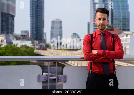 Giovane bell'uomo d'affari persiano che esplora la città Foto Stock