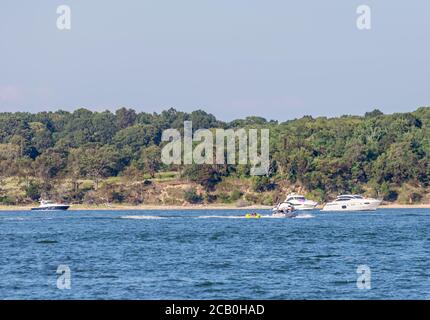 Barche e yacht privati a Smith Cove in una soleggiata giornata estiva, Shelter Island, NY Foto Stock