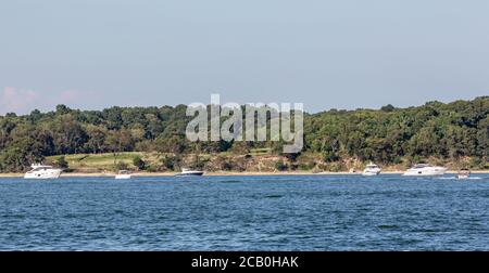 Barche e yacht privati a Smith Cove in una soleggiata giornata estiva, Shelter Island, NY Foto Stock