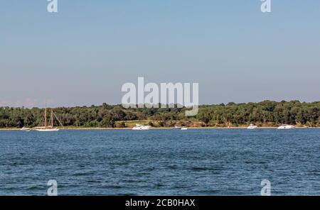 Barche e yacht privati a Smith Cove in una soleggiata giornata estiva, Shelter Island, NY Foto Stock