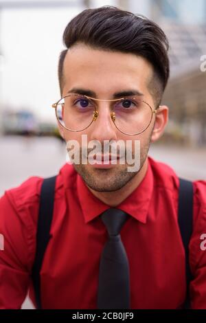 Giovane bell'uomo d'affari persiano che esplora la città Foto Stock