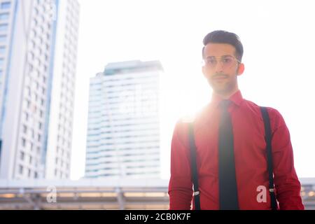 Giovane bell'uomo d'affari persiano che esplora la città Foto Stock